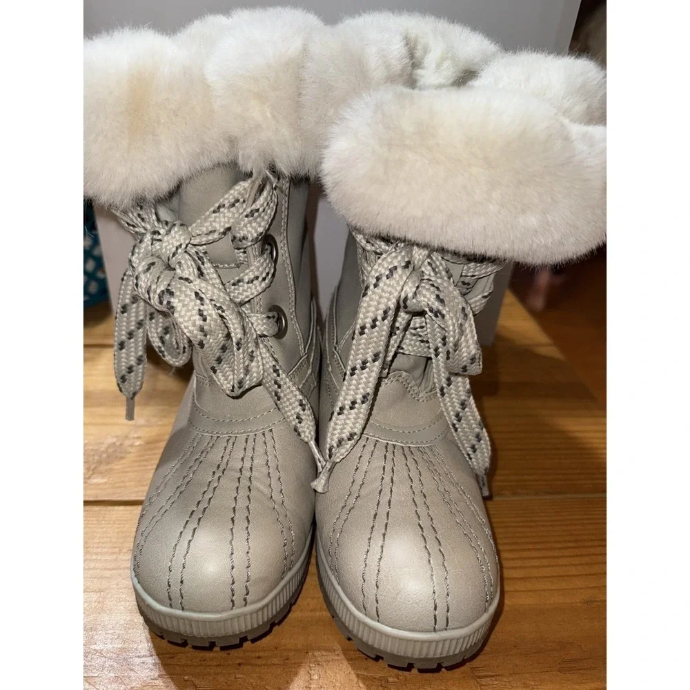 London Fog Winter‎ White Boots Ladies  Size 7, Style: Milly